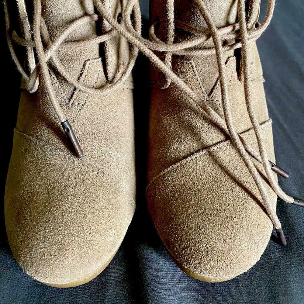 Toms wedge boots size 7